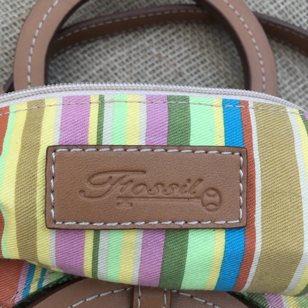 Fossil Green crossbody purse with leather assents. - Picture 3 of 8